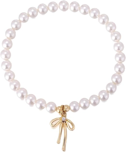 Pulsera de perlas delicadas con amuleto de lazo dorado