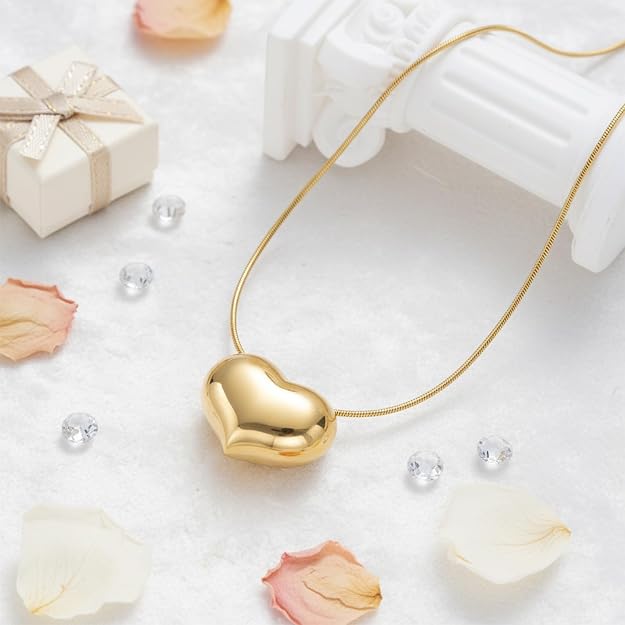 Delicado collar de corazón acolchado chapado en oro 14k para mujer
